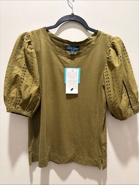 Faith & Zoe Olive Eyelet Puff-Sleeve Tee